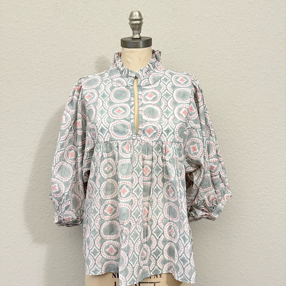 SLV Sur La Vague Blouse Gray Geometric Puff Sleeve Ruffle Neck Boho